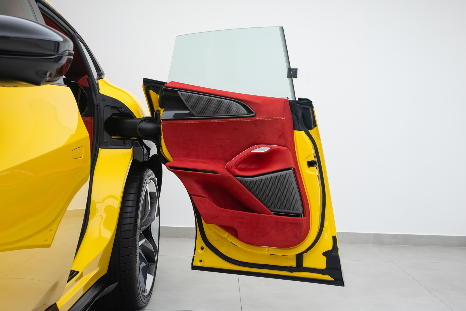 2025 FERRARI PUROSANGUE | FULL CARBON | MAIN DEALER SERVICE | HIGH SPECS |